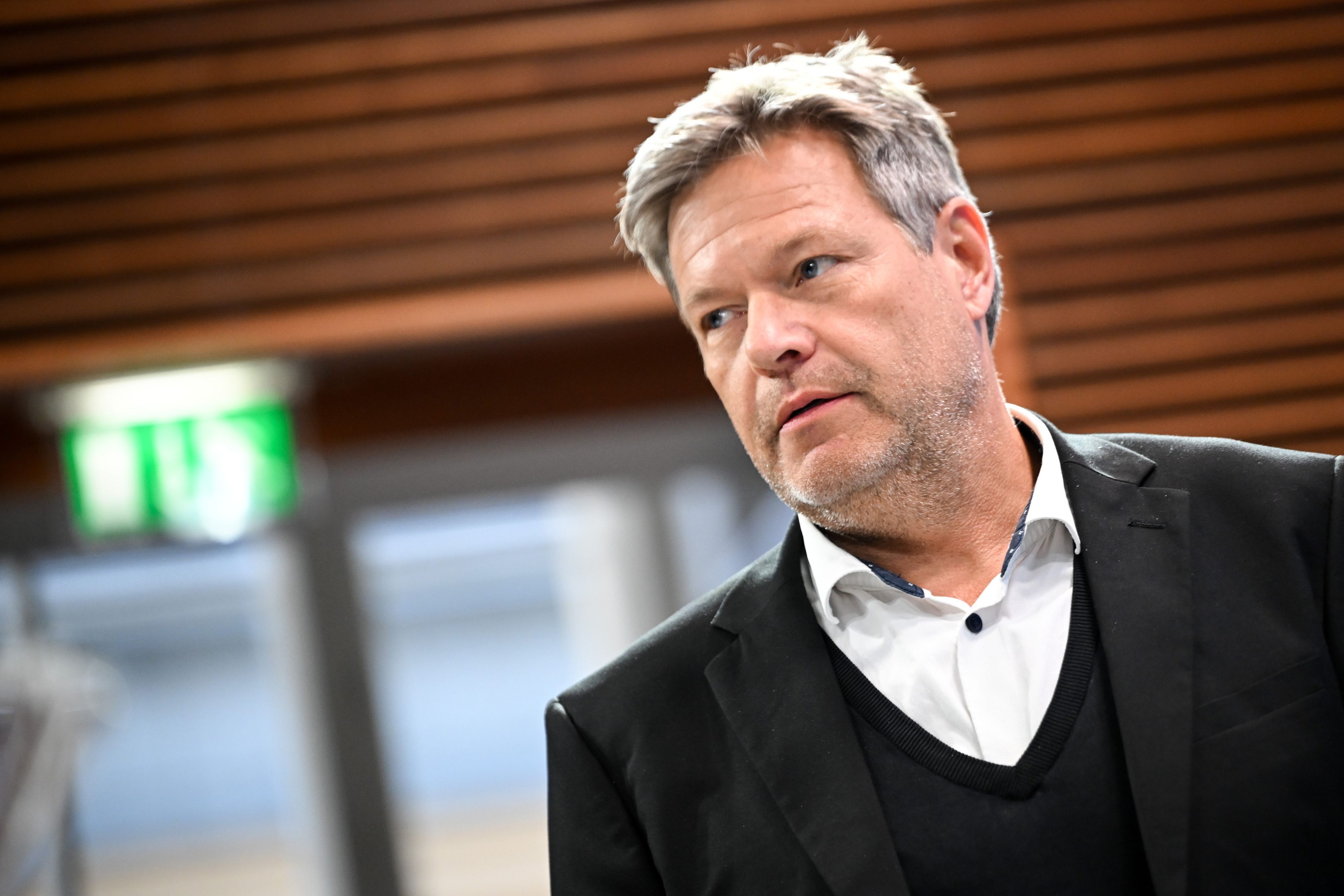 Robert Habeck (Bündnis 90/Die Grünen), Bundesminister für Wirtschaft und Klimaschutz, kommt zu einem Statement nach der Präsidentschaftswahl in den USA im Bundesministerium für Wirtschaft und Klimaschutz. (Archivbild)