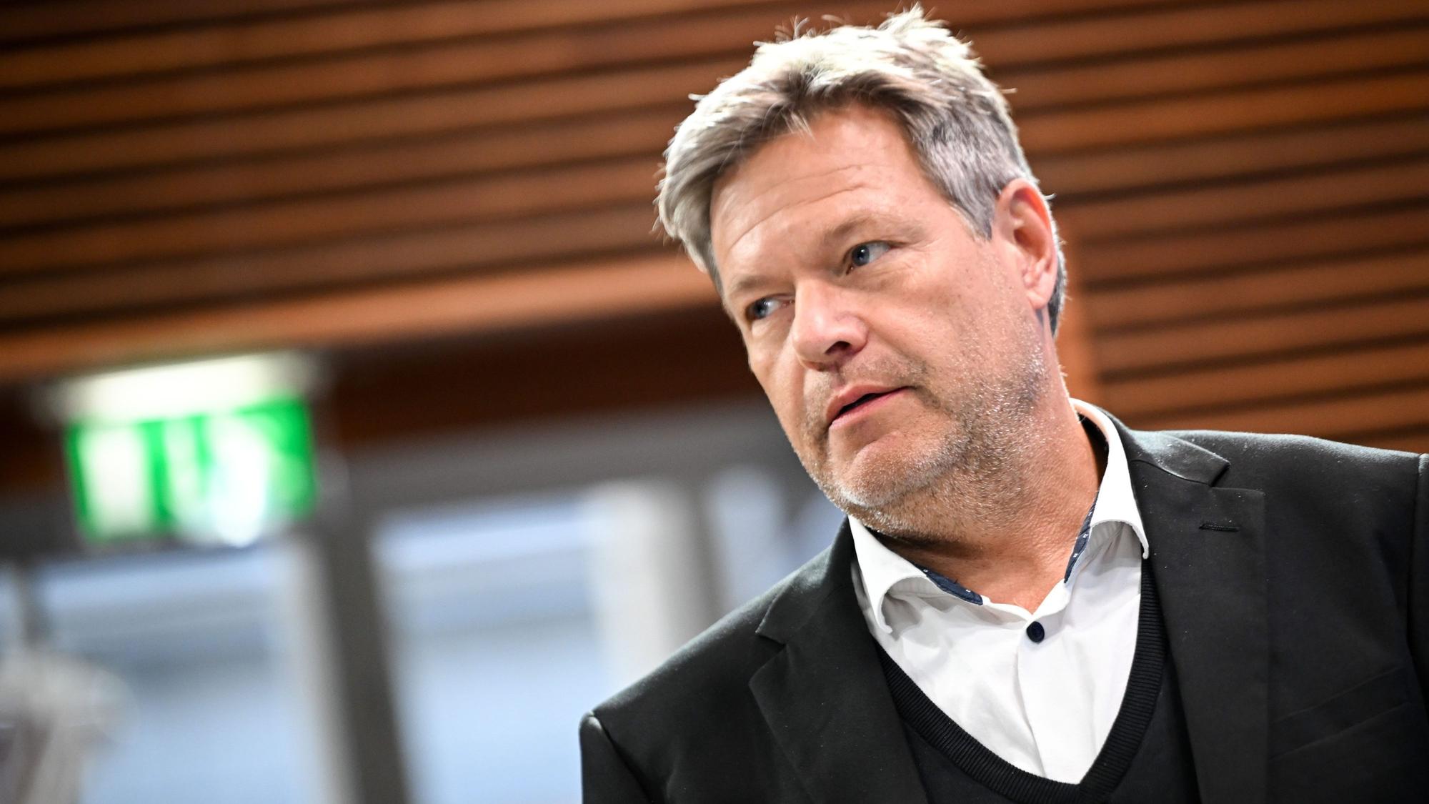 Robert Habeck (Bündnis 90/Die Grünen), Bundesminister für Wirtschaft und Klimaschutz, kommt zu einem Statement nach der Präsidentschaftswahl in den USA im Bundesministerium für Wirtschaft und Klimaschutz. (Archivbild)