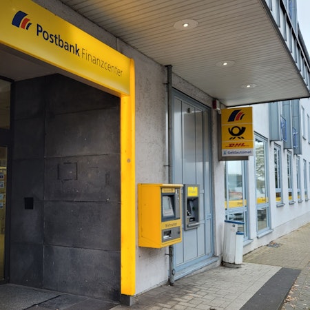 Wenn aus dem „Finanzcenter“ der Postbank in Waldbröl eine neue „Beratungsfiliale“ wird, dann verschwindet das Logo der Deutschen Post vom Gebäude an der Vennstraße 4. Die Post muss raus.