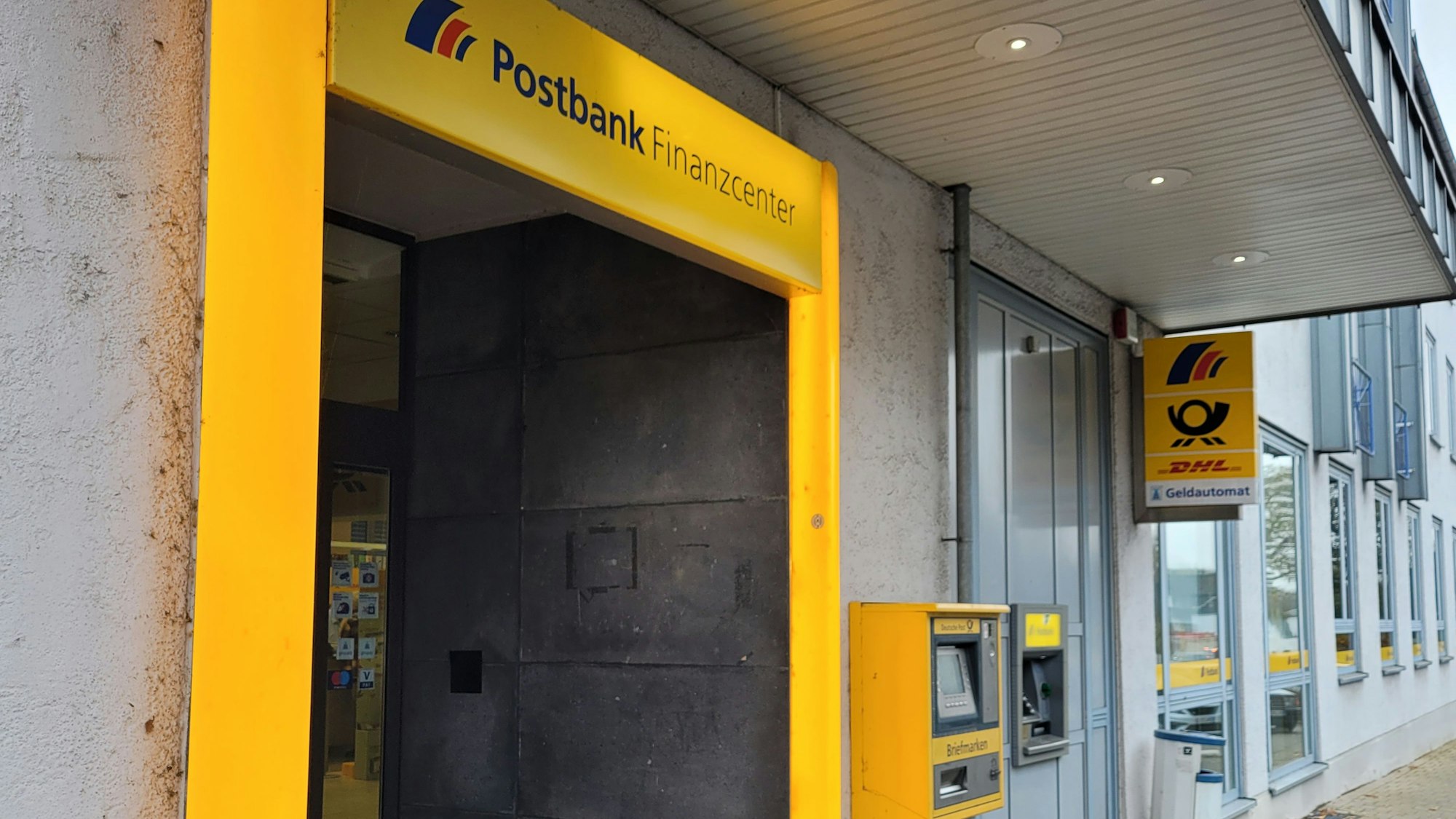 Wenn aus dem „Finanzcenter“ der Postbank in Waldbröl eine neue „Beratungsfiliale“ wird, dann verschwindet das Logo der Deutschen Post vom Gebäude an der Vennstraße 4. Die Post muss raus.