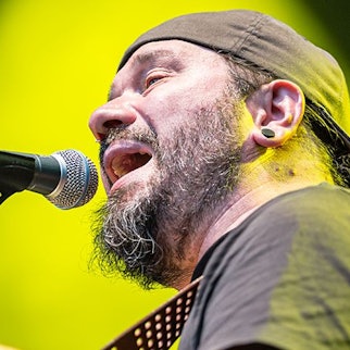 Das Foto zeigt einen singenden Mann am Mikrofon.