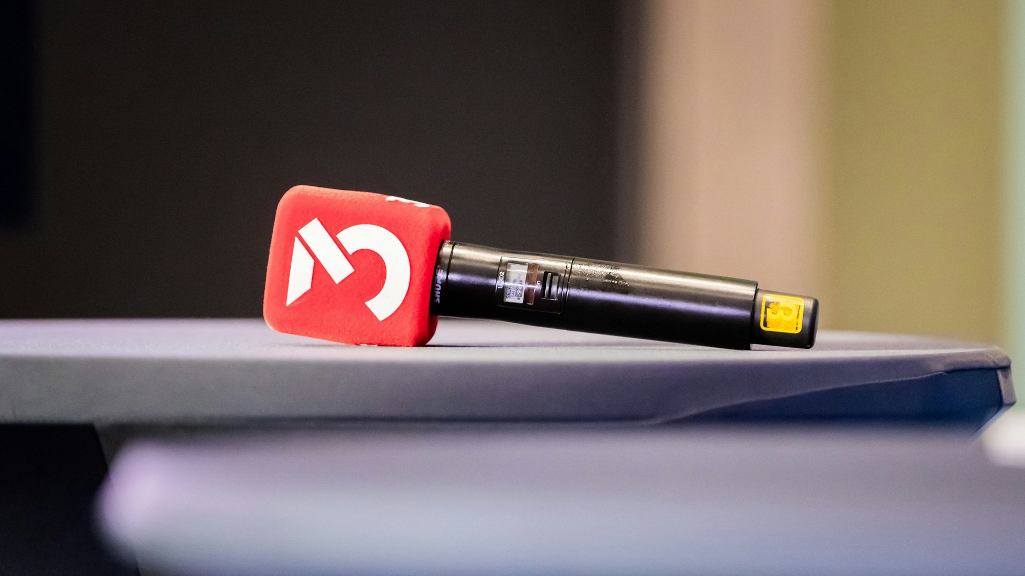 Ein 3sat Mikrofon beim Empfang zu 40 Jahre 3sat in der Botschaft Österreichs.