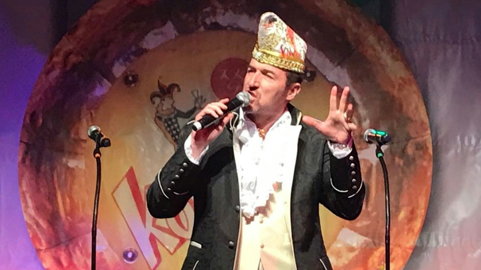 Walter Passmann ist Senatspräsident der Kölnischen Karnevalsgesellschaft von 1945. In der Session 2004/2005 war er Prinz im Kölner Dreigestirn.