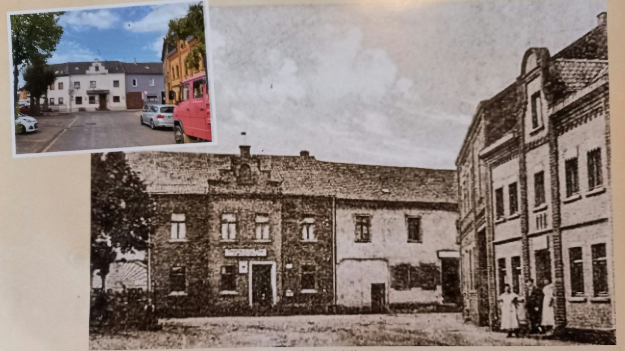 Ein Kalenderblatt zeigt die historische Ansicht des markanten Eckhauses. In der Ecke oben links ist eine aktuelle Ansicht zu sehen.