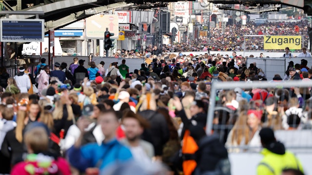 Viel Ordnungsbedarf: Karneval auf der Zülpicher Straße.