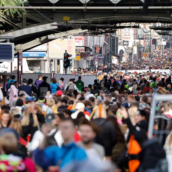 Viel Ordnungsbedarf: Karneval auf der Zülpicher Straße.