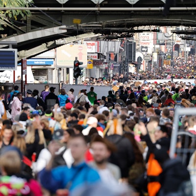 Viel Ordnungsbedarf: Karneval auf der Zülpicher Straße.