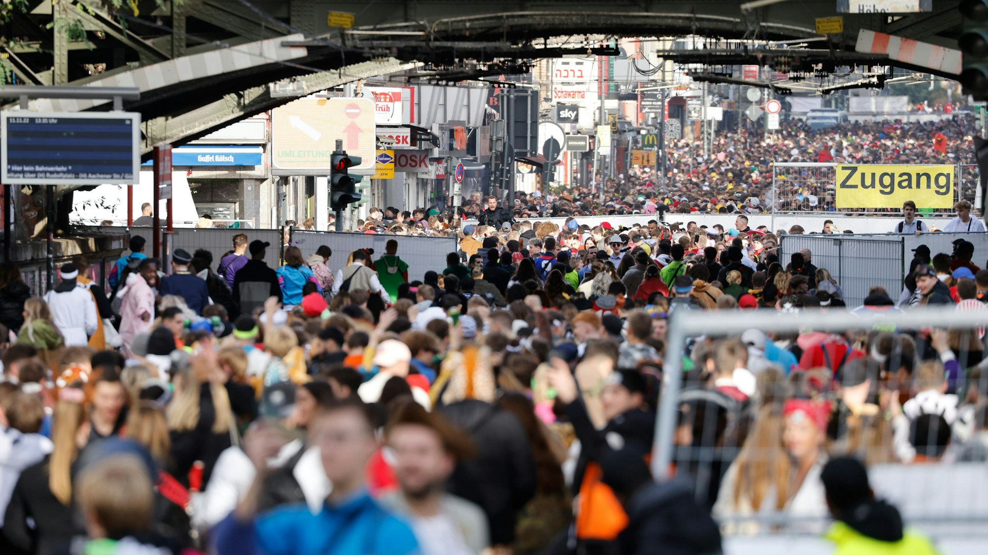 Viel Ordnungsbedarf: Karneval auf der Zülpicher Straße.