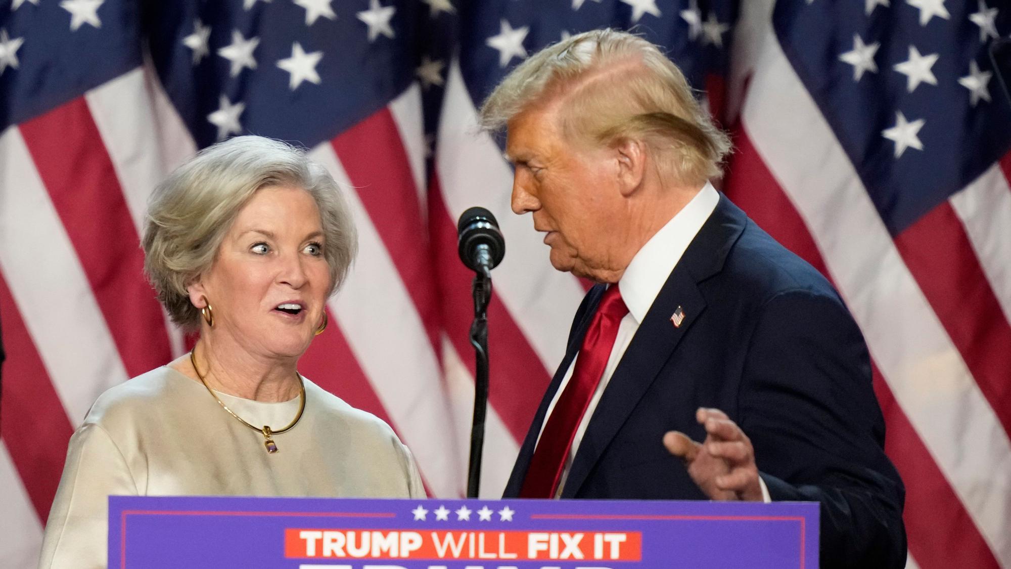 Der republikanische Präsidentschaftskandidat und ehemalige US-Präsident Donald Trump bringt Susie Wiles bei einer Wahlparty zum Podium.