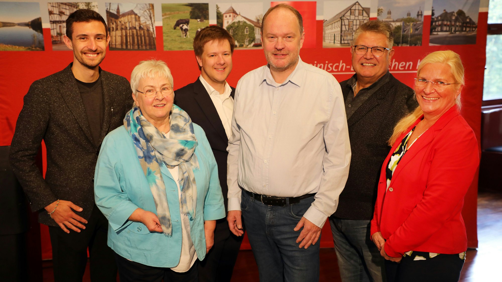 Der Kreisvorstand der SPD Rhein-Berg steht vor einer SPD-Wand.