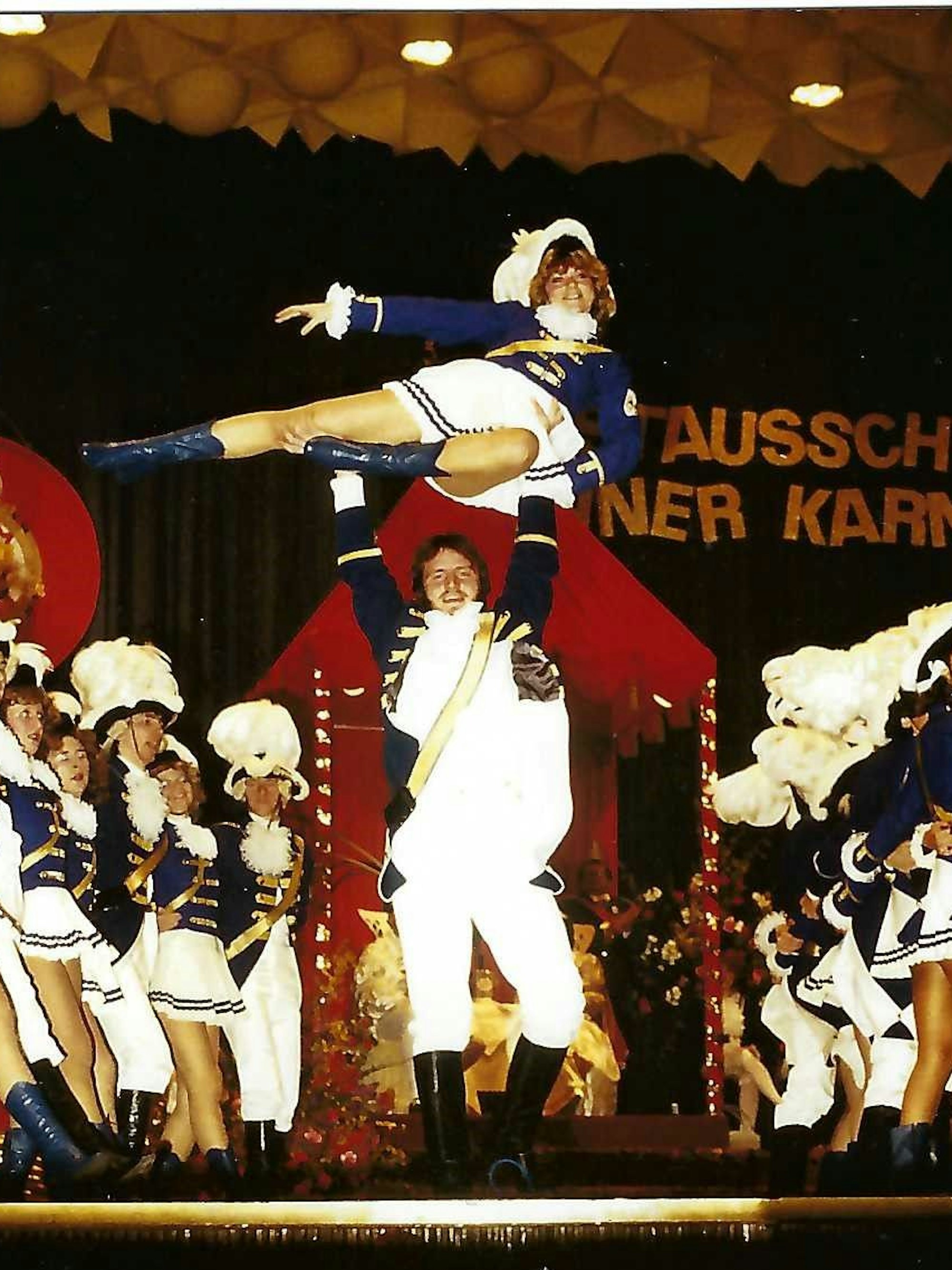 Ein Tanzgardepaar auf einer Bühne