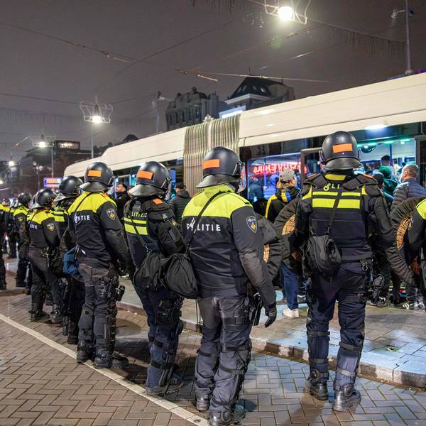 Niederländische Polizeibeamte stehen Wache, nachdem es nach dem Fußballspiel der UEFA Europa League zwischen Ajax Amsterdam und Maccabi Tel Aviv am 8. November 2024 in Amsterdam zu mehreren Gewaltausbrüchen im Stadtzentrum gekommen ist.