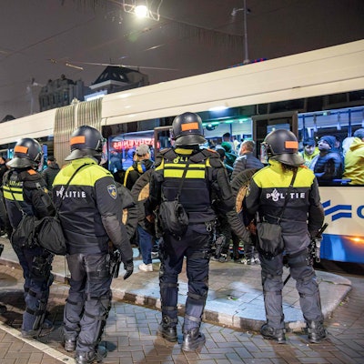 Niederländische Polizeibeamte stehen Wache, nachdem es nach dem Fußballspiel der UEFA Europa League zwischen Ajax Amsterdam und Maccabi Tel Aviv am 8. November 2024 in Amsterdam zu mehreren Gewaltausbrüchen im Stadtzentrum gekommen ist.