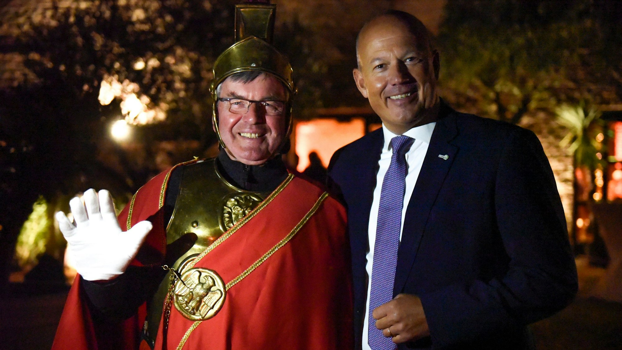 Das Foto zeigt zwei Männer, von denen einer als St. Martin verkleidet ist.
