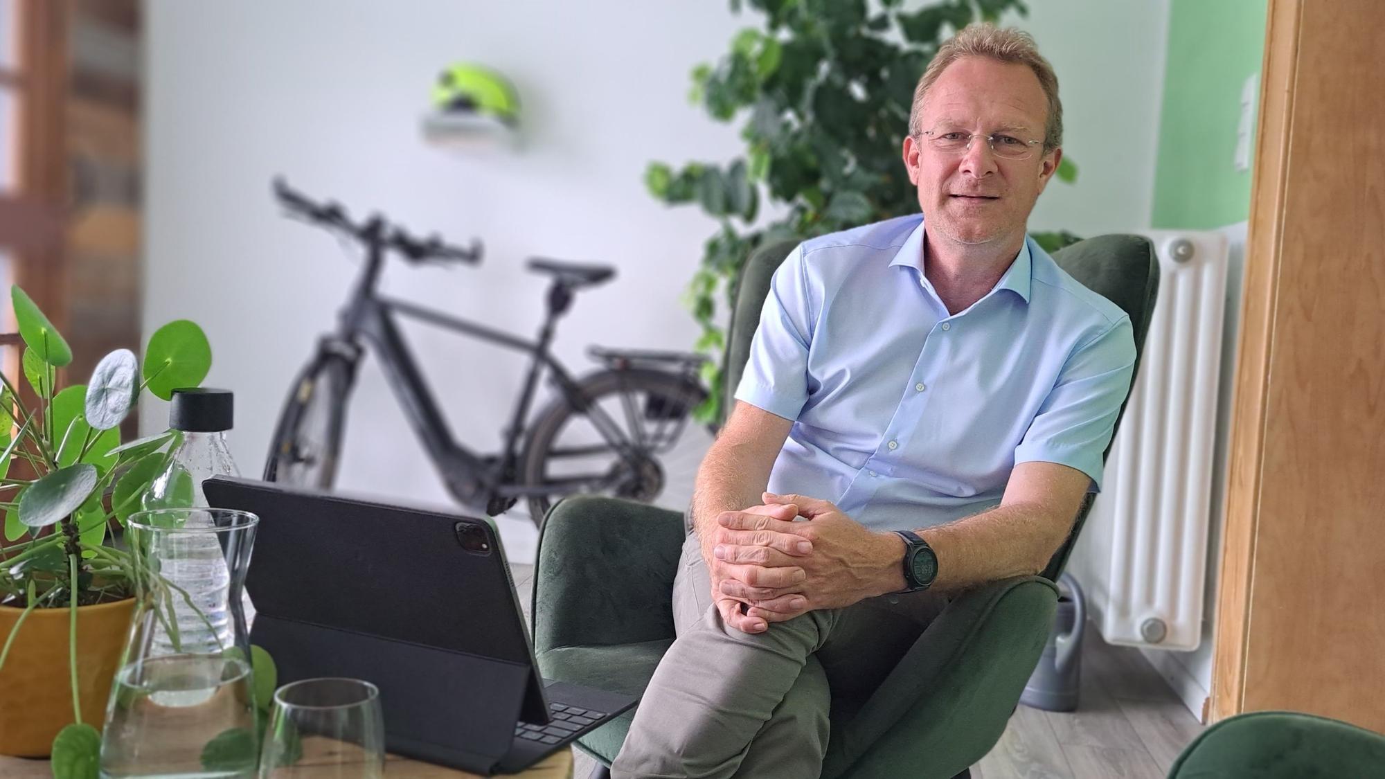 MdB Maik Außendorf (Bündnis 90/Die Grünen) sitzt in seinem Wahlkreisbüro an der Laurentiusstraße in Bergisch Gladbach.