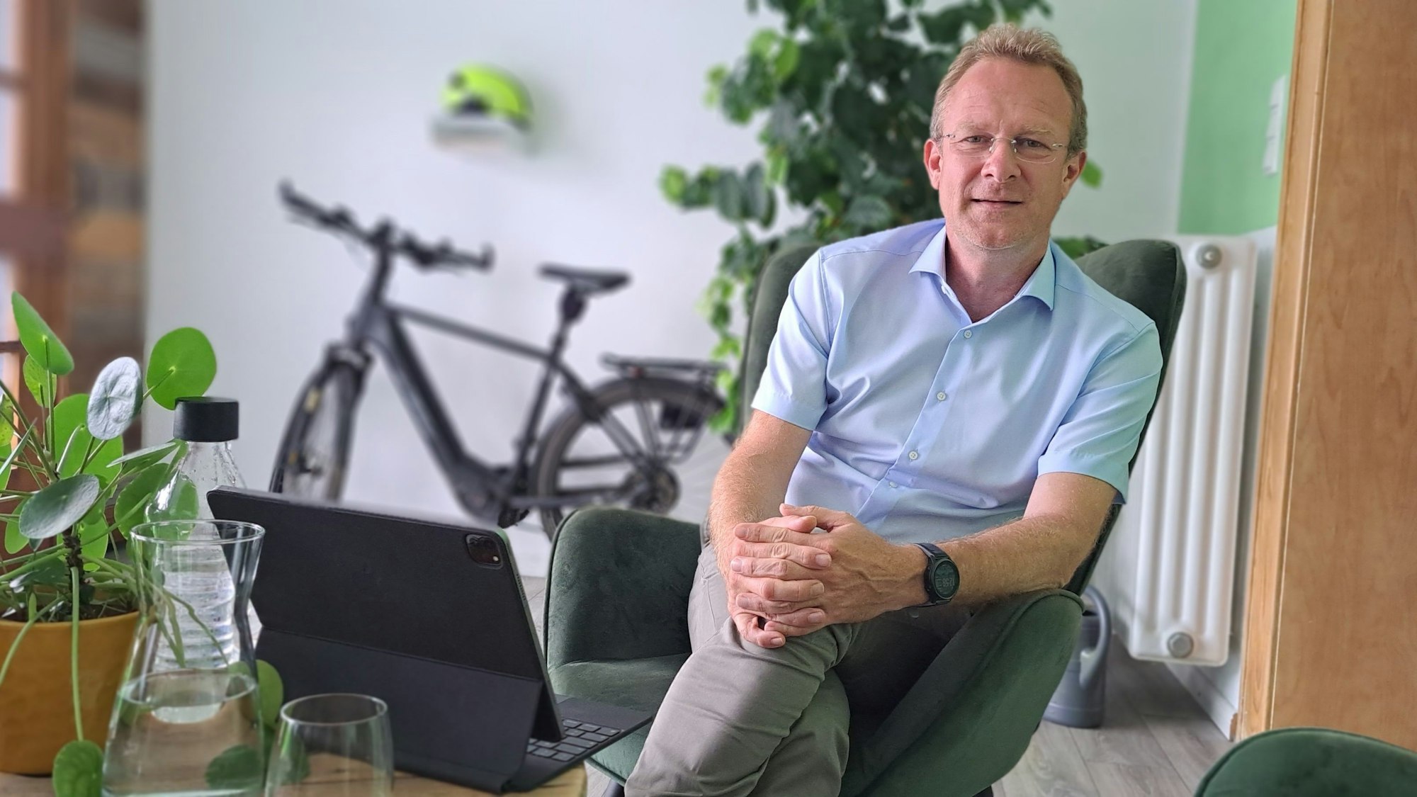 MdB Maik Außendorf (Bündnis 90/Die Grünen) sitzt in seinem Wahlkreisbüro an der Laurentiusstraße in Bergisch Gladbach.