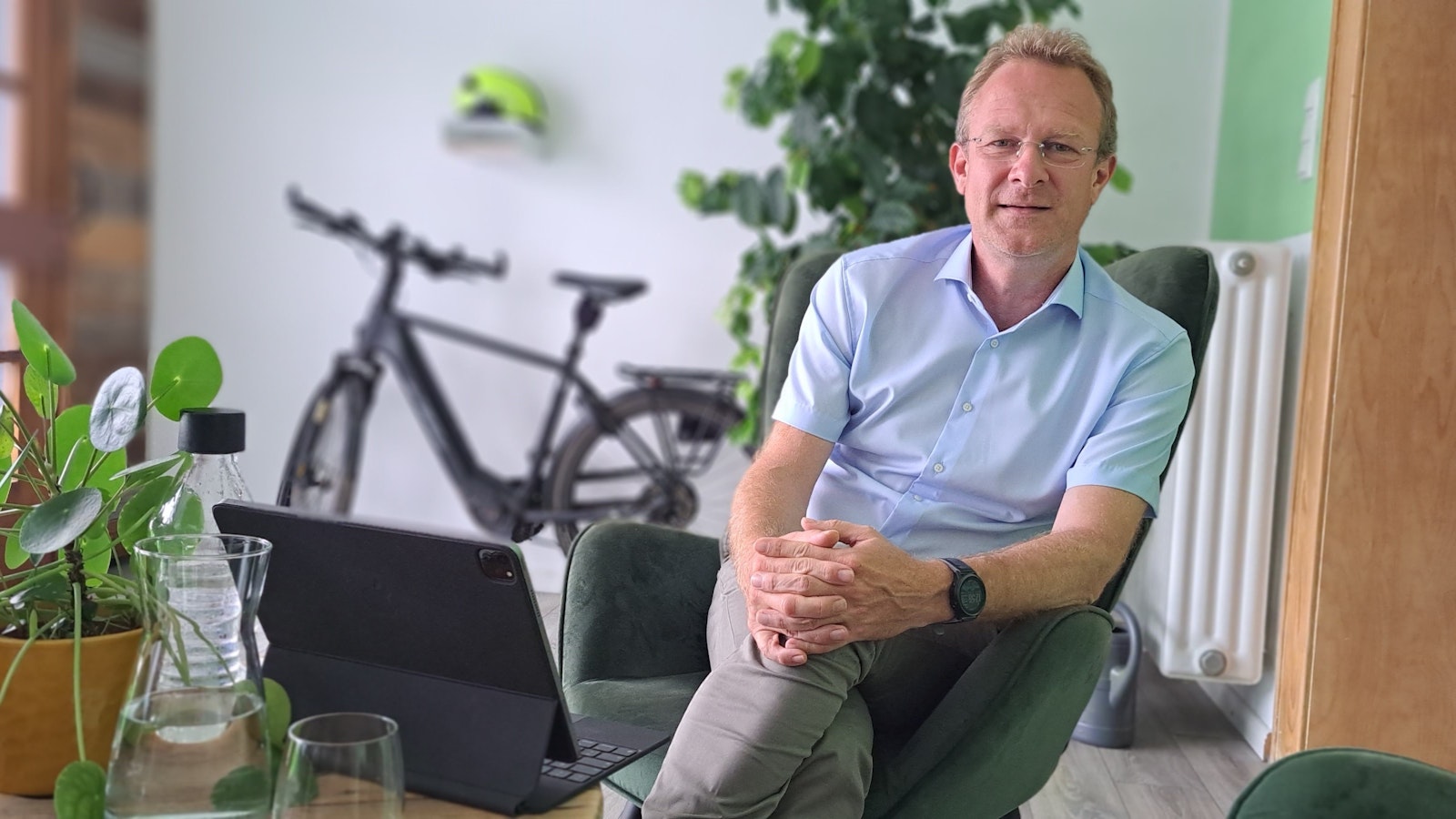 MdB Maik Außendorf (Bündnis 90/Die Grünen) sitzt in seinem Wahlkreisbüro an der Laurentiusstraße in Bergisch Gladbach.