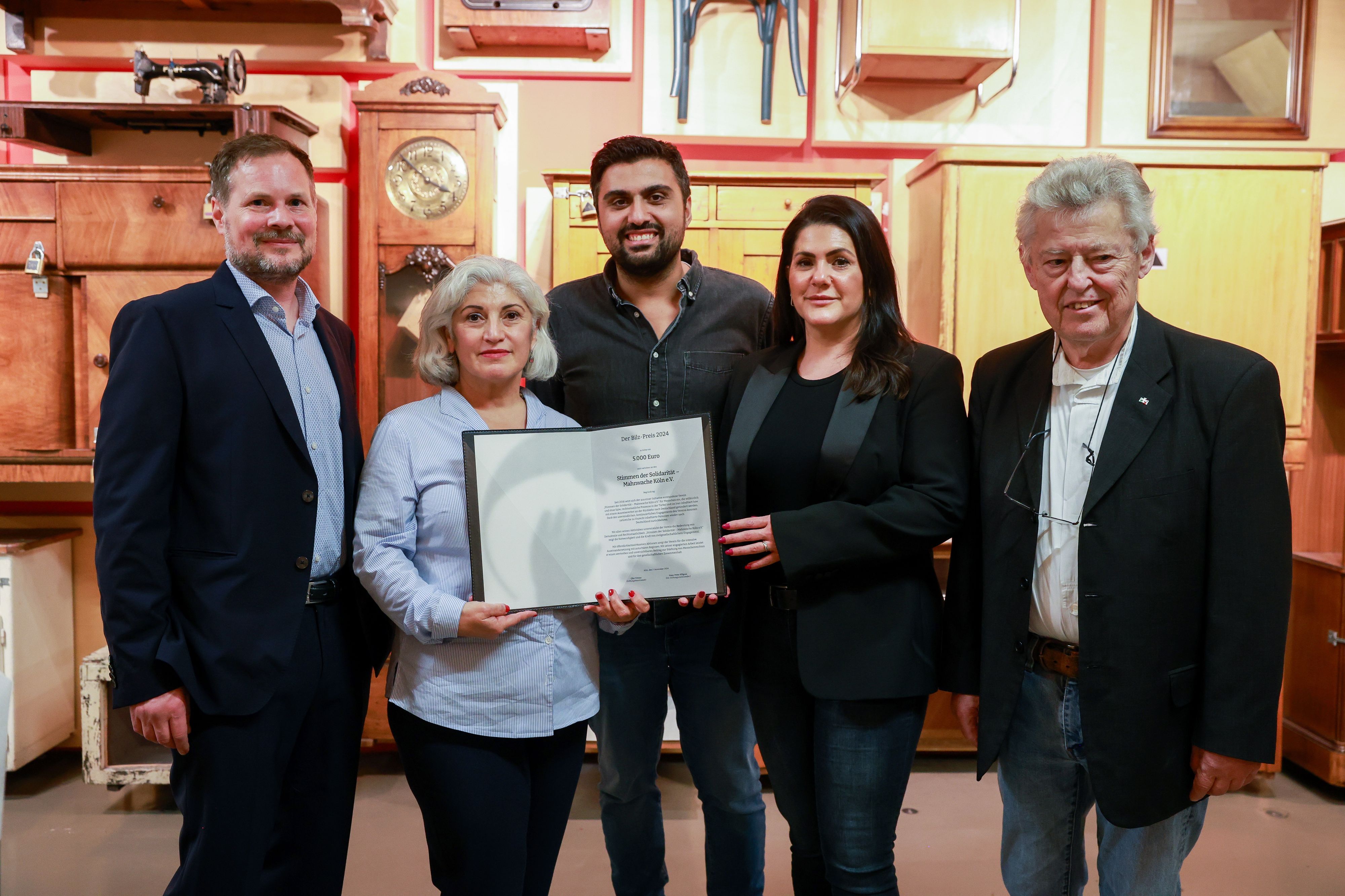 Der Verein Stimmen der Solidarität 2024 bei der Verleihung des Bilz-Preises (v.l.n.r.): Hans-Peter Killguss, Ciler Firtina, Adil Demirci, Mariam Claren und Fritz Bilz.