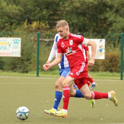 Dahlem-Schmidtheims Kapitän im Laufduell mit einem Gegenspieler auf dem Fußballplatz.