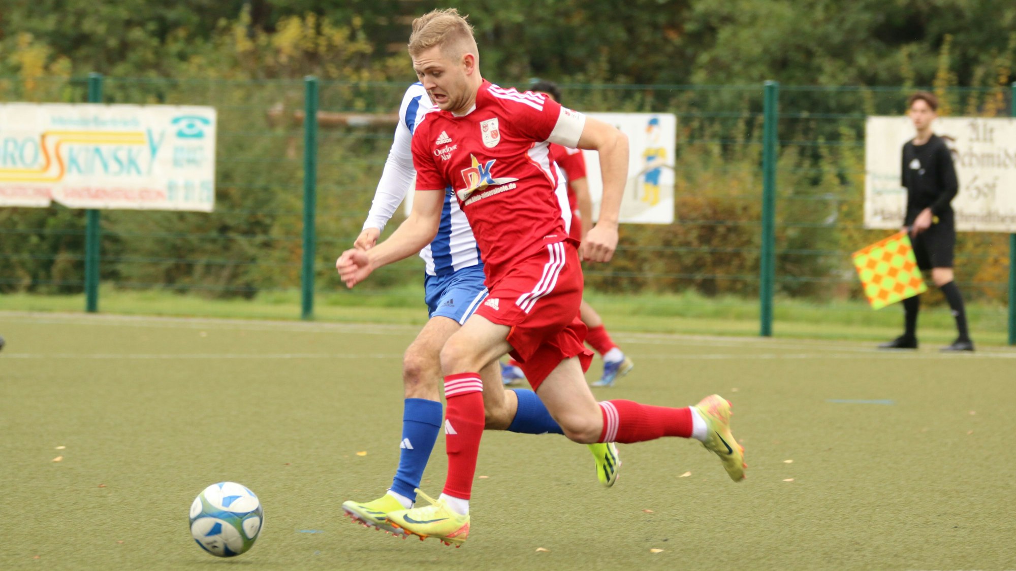 Dahlem-Schmidtheims Kapitän im Laufduell mit einem Gegenspieler auf dem Fußballplatz.
