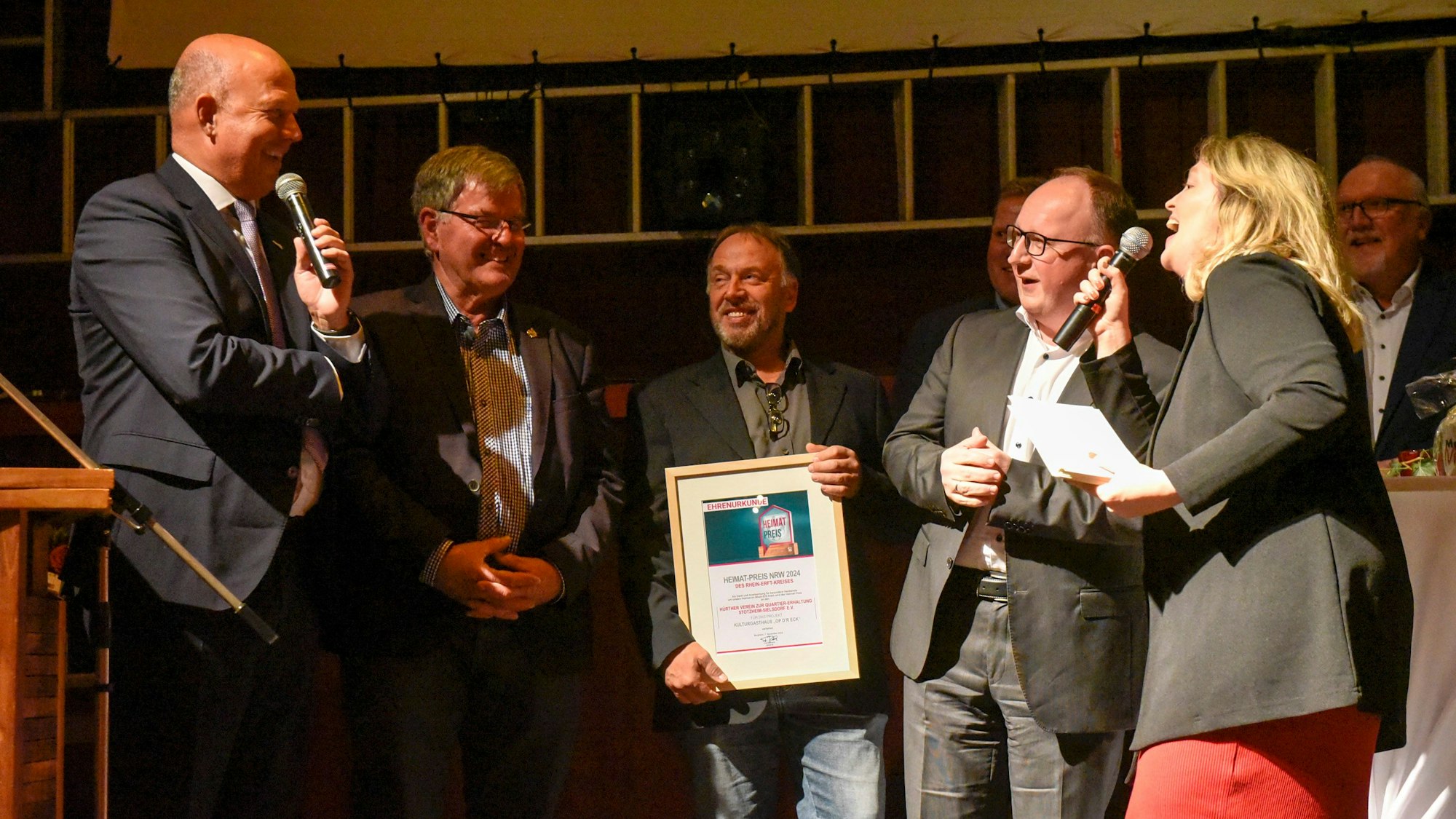 Das Foto zeigt die Heimatpreis-Gewinner auf der Bühne.