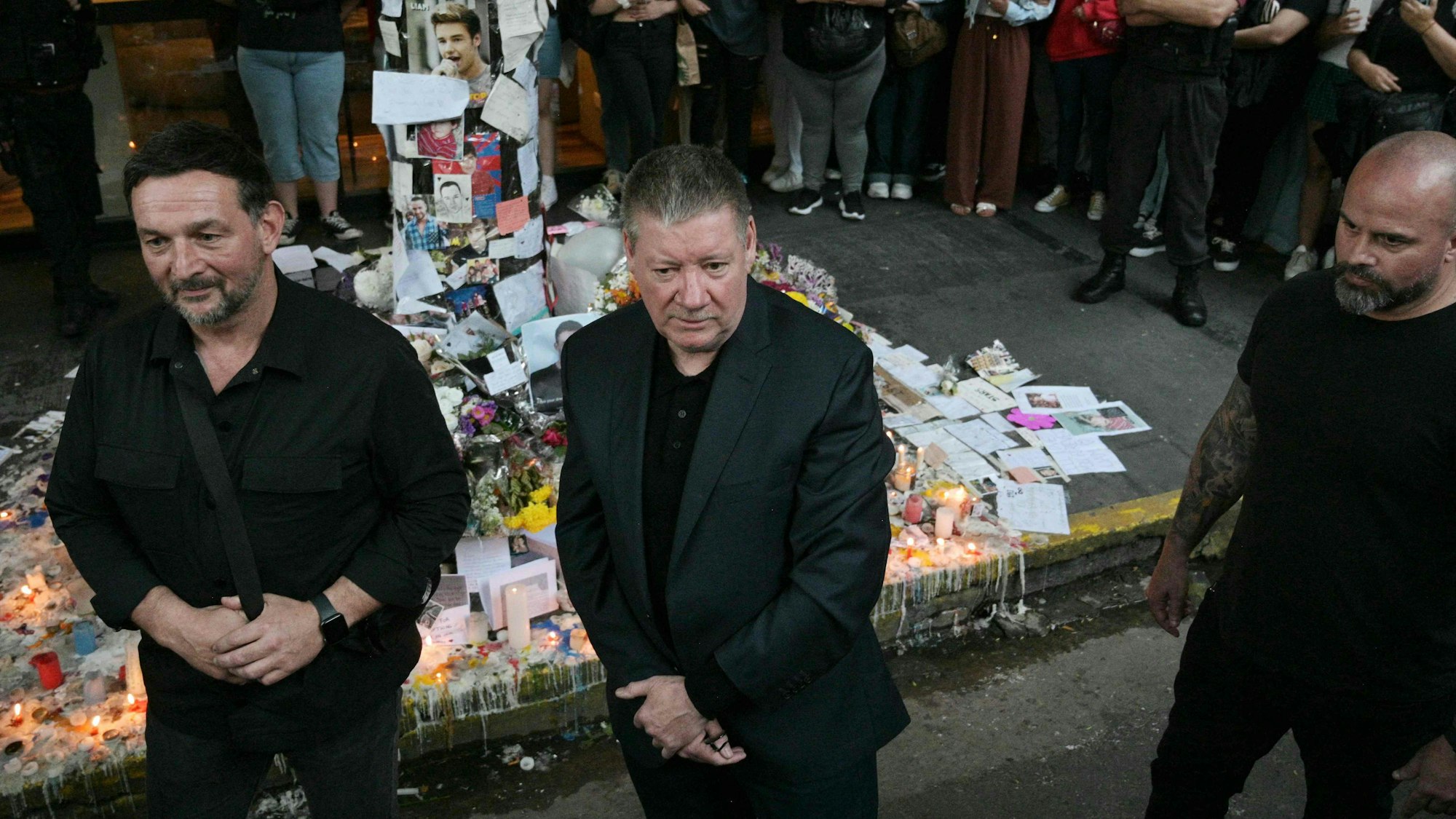 Geoff Payne, Vater des gestorbenen Sängers Liam Payne, steht an einem Gedenkort für seinen Sohn in Buenos Aires.
