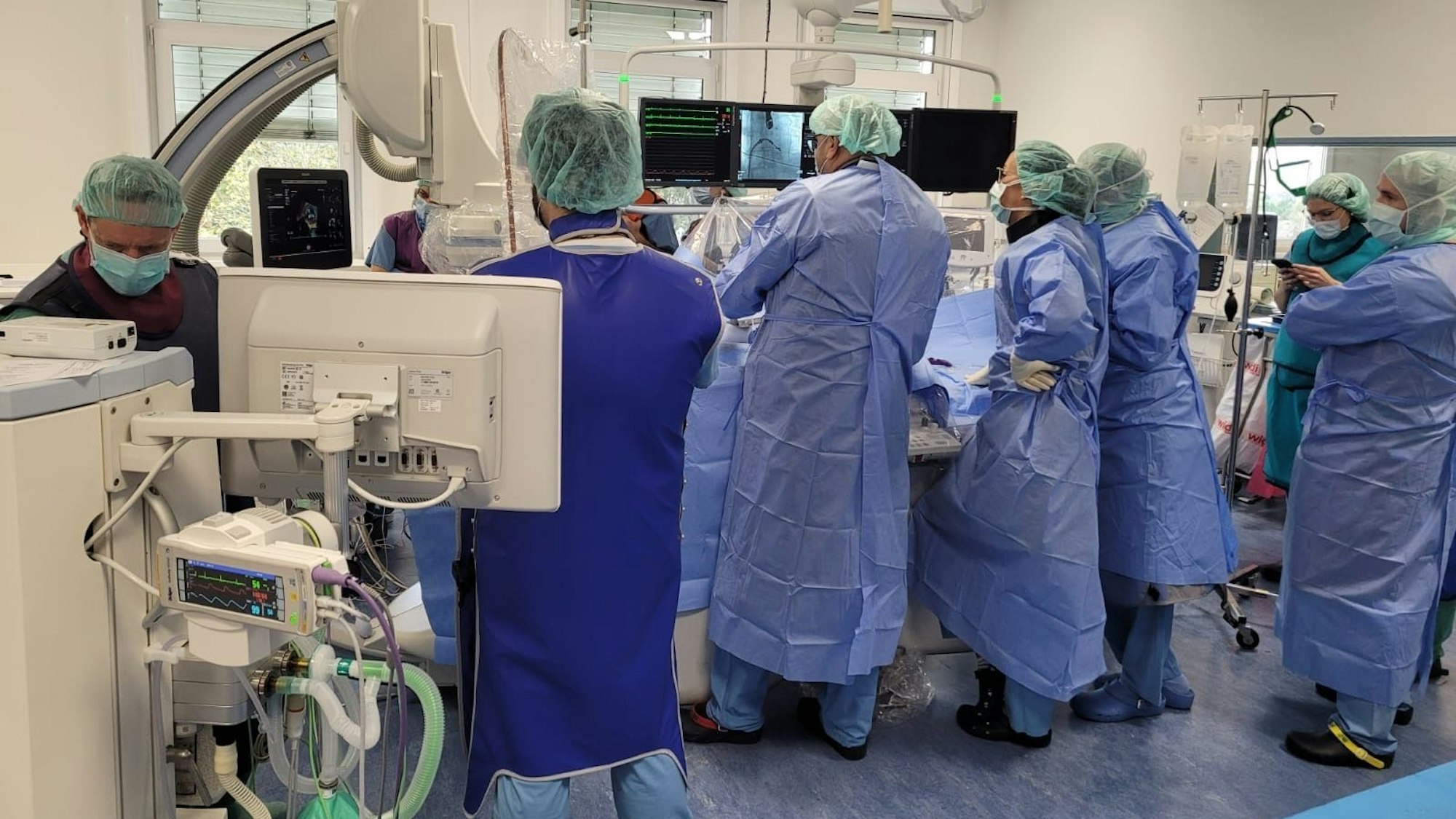 In der Kardiologie des Kreiskrankenhauses in Waldbröl ist erstmals ein Mitra-Clip implantiert worden. Den Eingriff hat Chefarzt Vedat Tiyerili im Herzkatheterlabor ausgeführt.