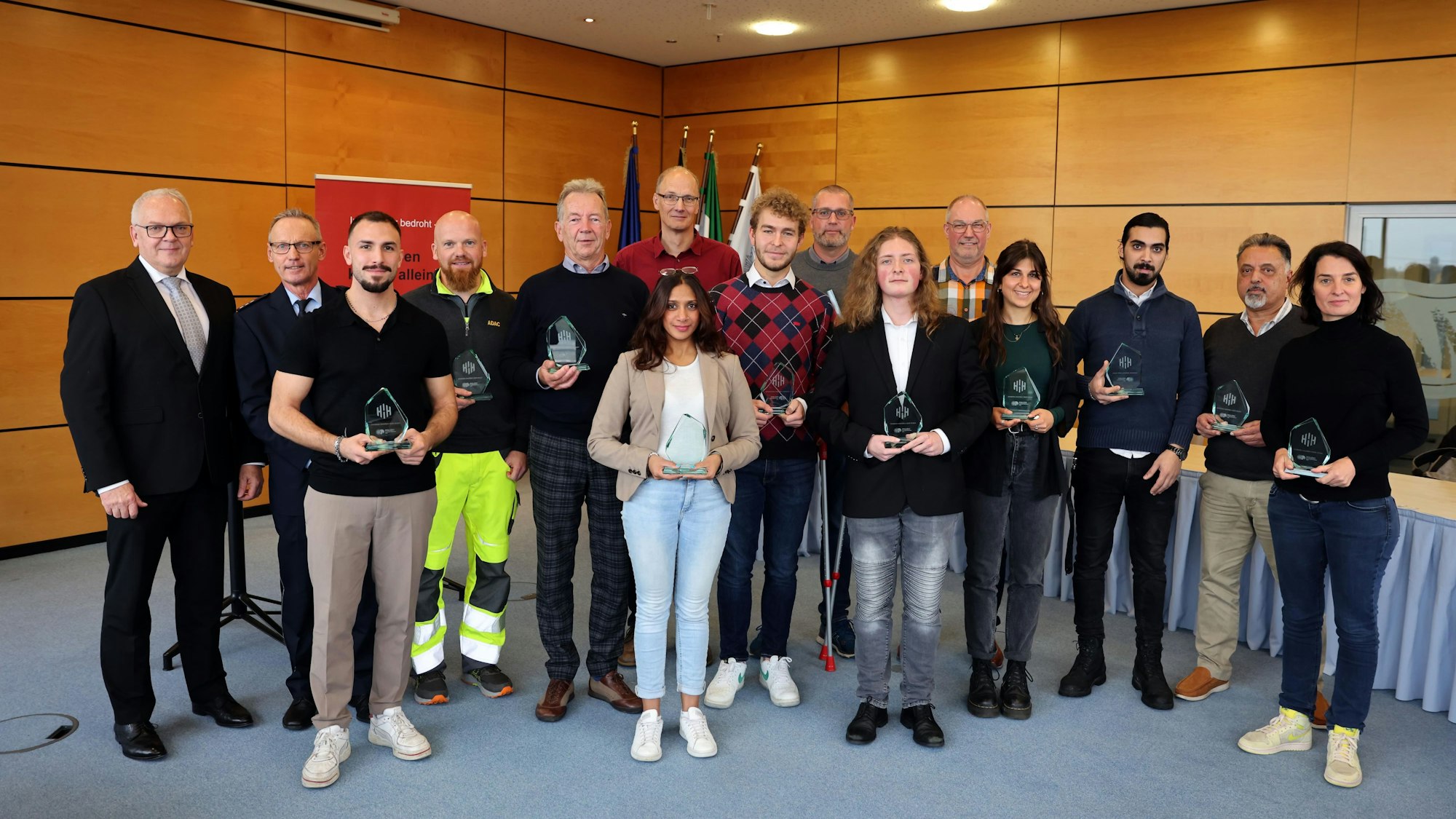 Mehrere Personen stehen für ein Gruppenbild zusammen.