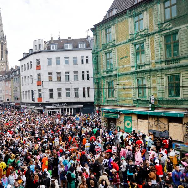 Blick auf die Zülpicher Strasse wo tausende Karneval feiern. Mit der Weiberfastnacht beginnt traditionell der Straßenkarneval.