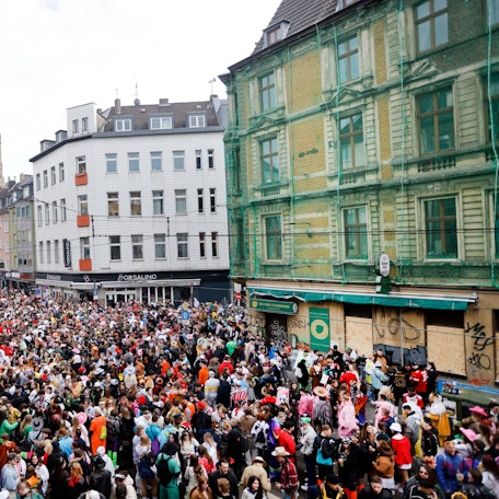 Blick auf die Zülpicher Strasse wo tausende Karneval feiern. Mit der Weiberfastnacht beginnt traditionell der Straßenkarneval.