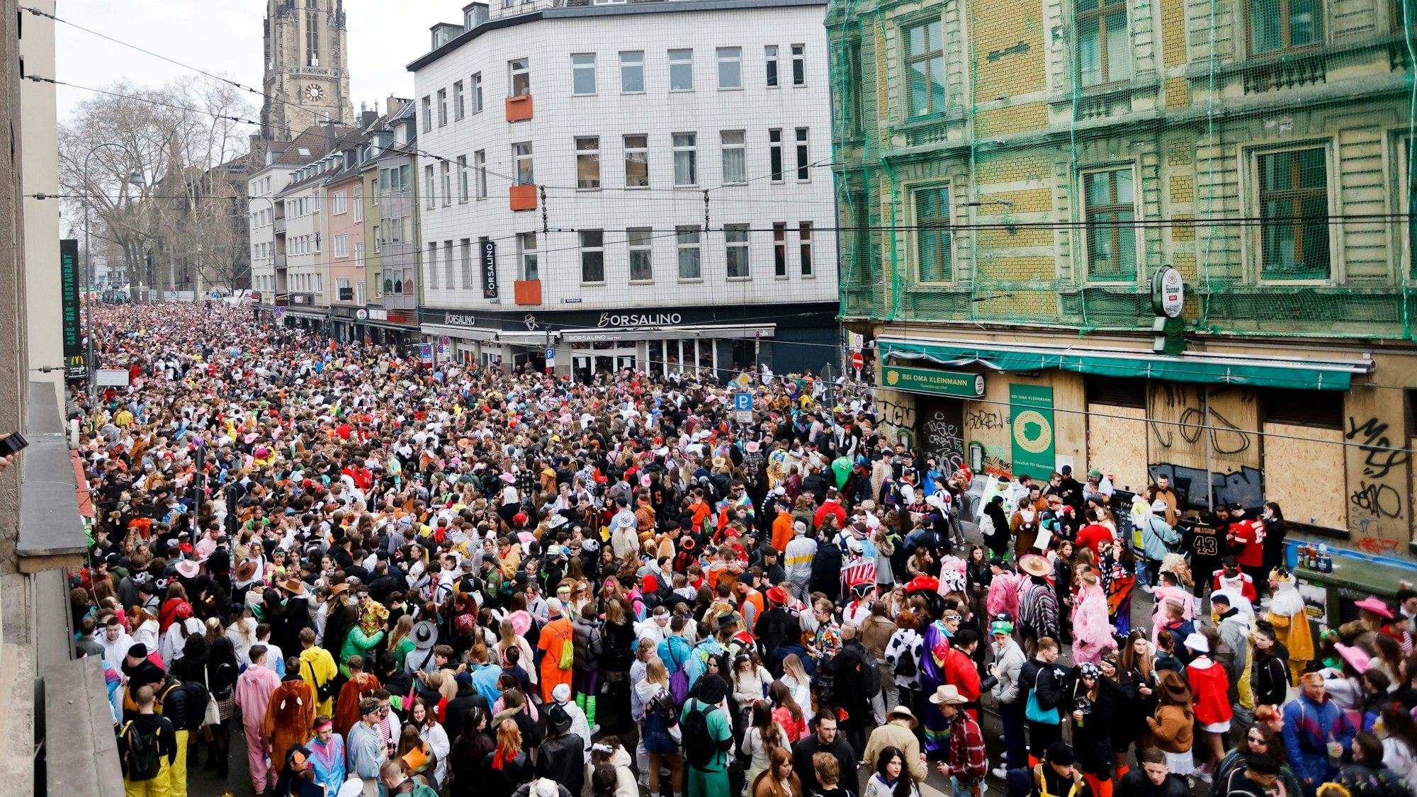 Blick auf die Zülpicher Strasse wo tausende Karneval feiern. Mit der Weiberfastnacht beginnt traditionell der Straßenkarneval.