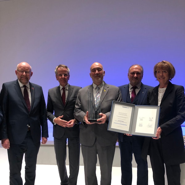 Ron Prosor (Mitte) erhielt den Europäischen Handwerkspreis im Rathaus.