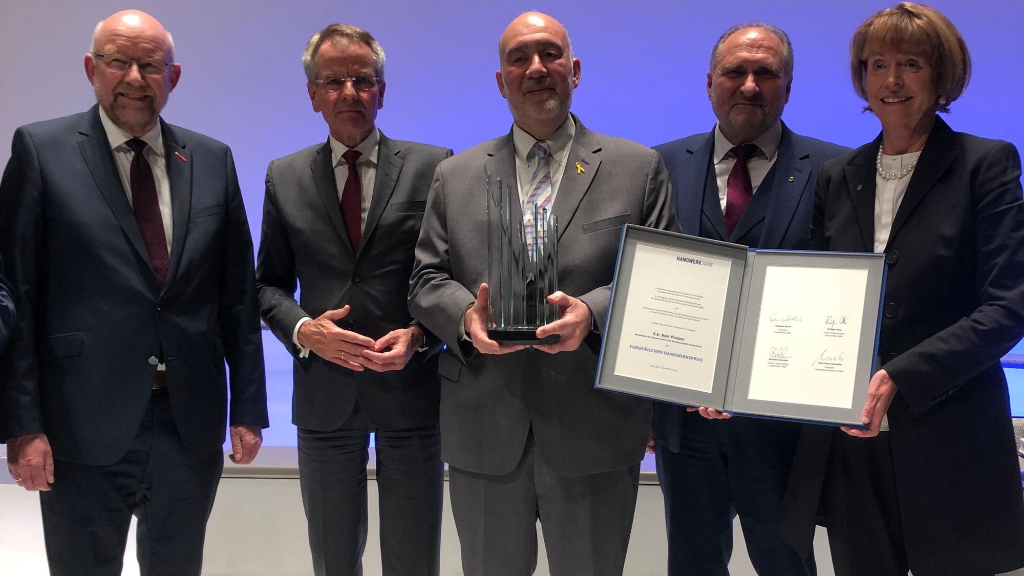 Ron Prosor (Mitte) erhielt den Europäischen Handwerkspreis im Rathaus.