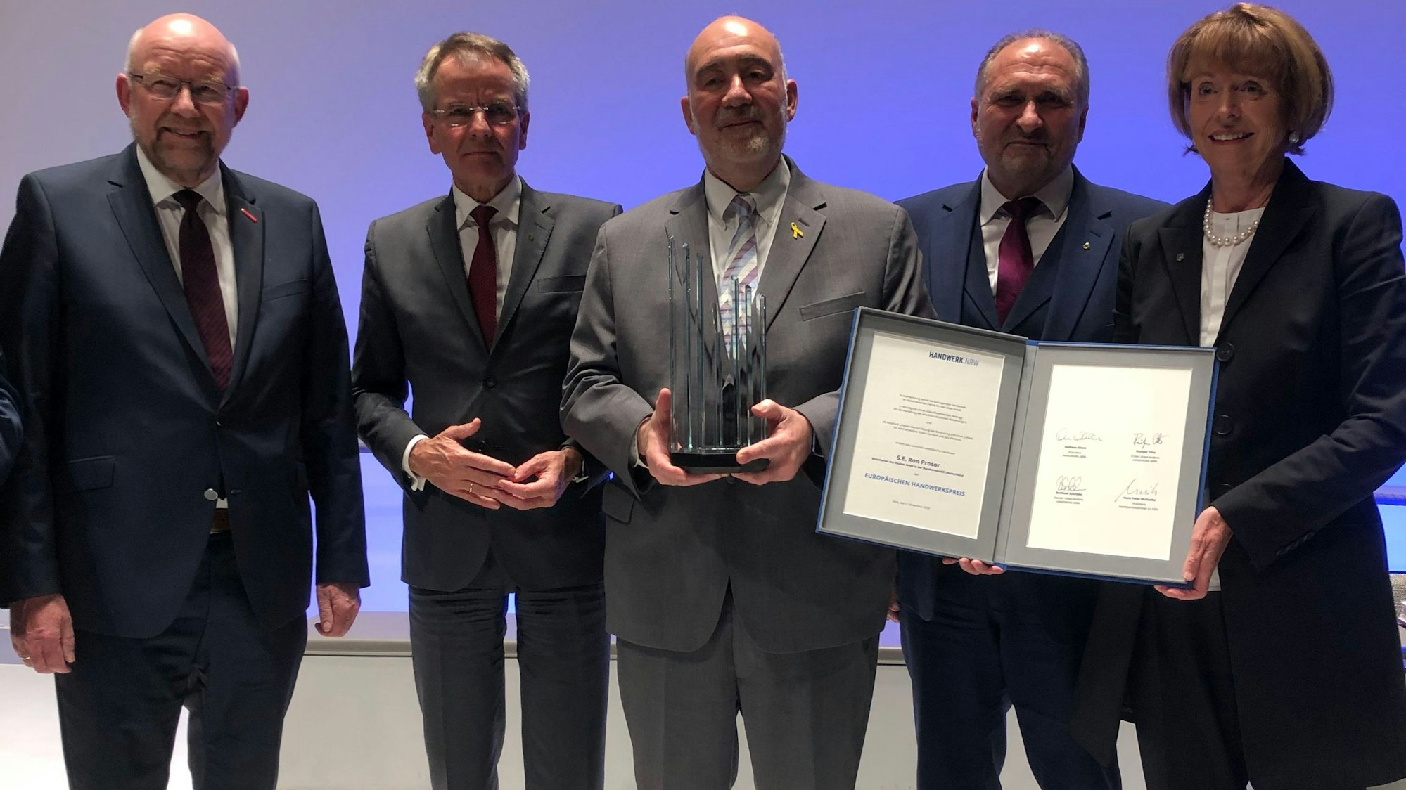 Ron Prosor (Mitte) erhielt den Europäischen Handwerkspreis im Rathaus.