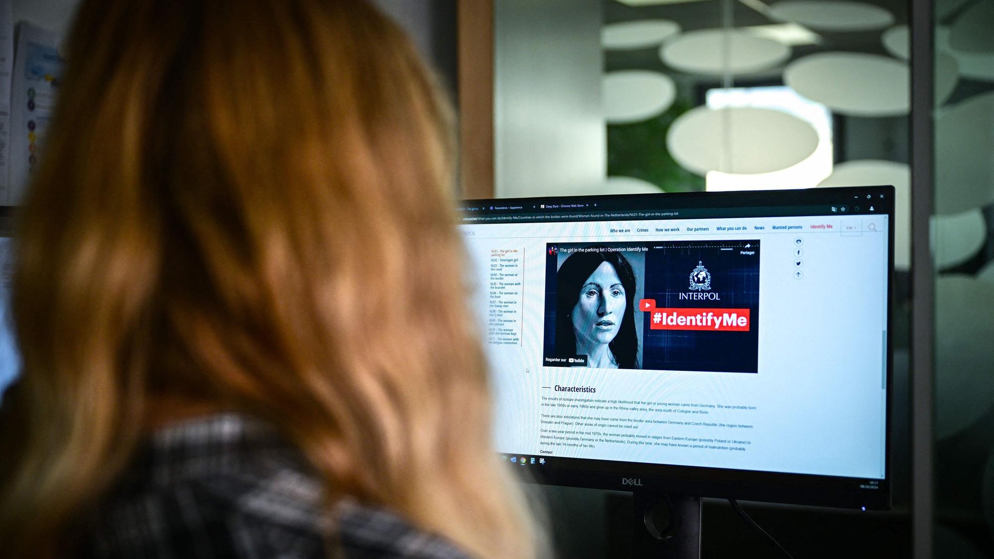 Eine Person sieht sich die Interpol-Website an, die die Seite der „Identify me“-Kampagne zeigt.