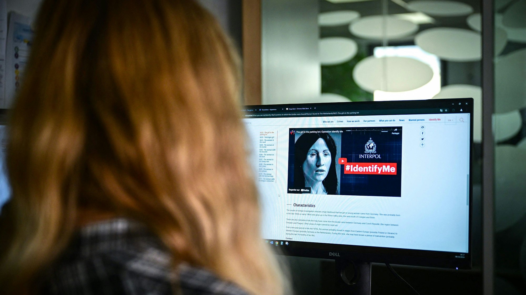 Eine Person sieht sich die Interpol-Website an, die die Seite der „Identify me“-Kampagne zeigt.