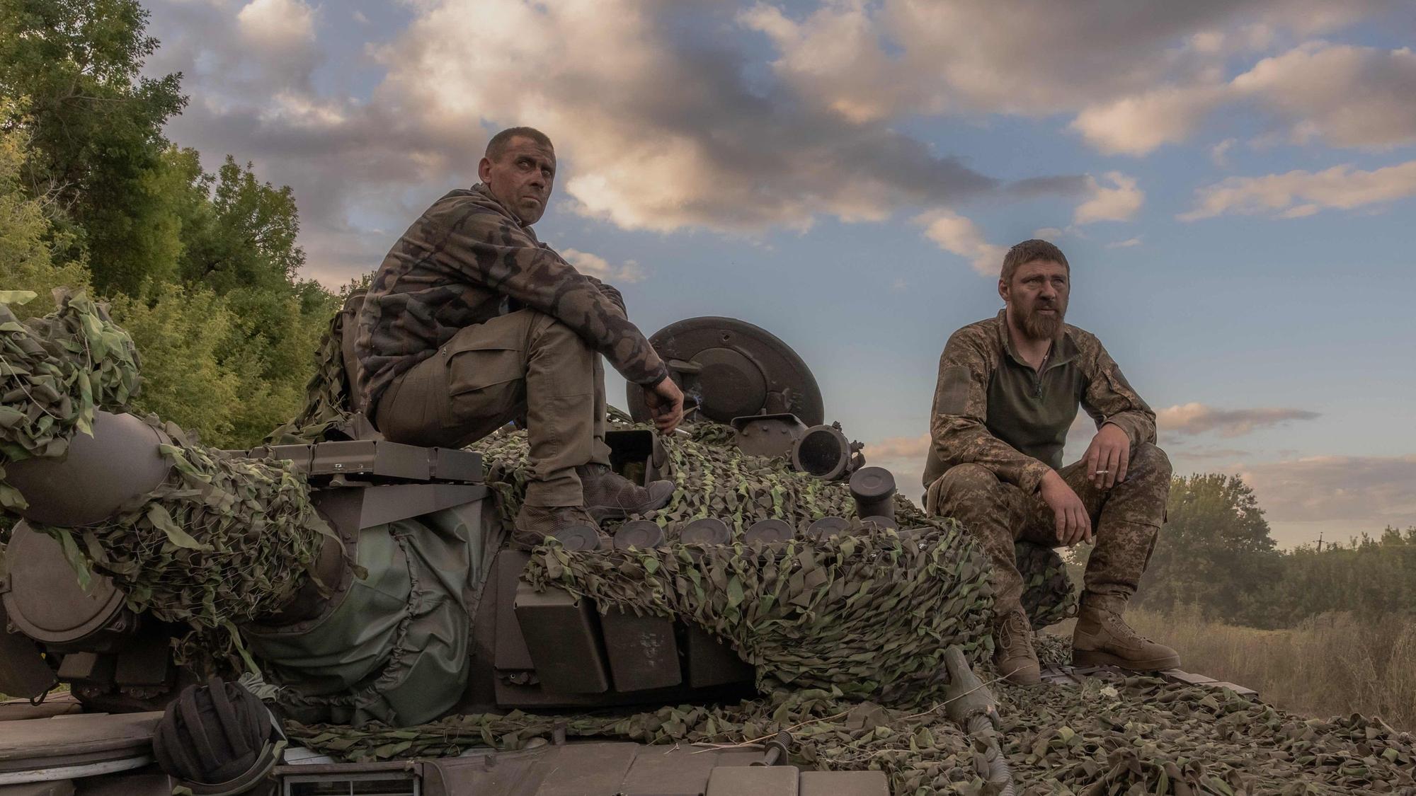 Eine ukrainische Panzerbesatzung macht eine Pause (Archivbild). Am 6. August 2024 startete die Ukraine eine Überraschungsoffensive in der russischen Grenzregion Kursk und eroberte mehr als zwei Dutzend Städte und Dörfer im größten grenzüberschreitenden Angriff auf russischem Boden seit dem Zweiten Weltkrieg.