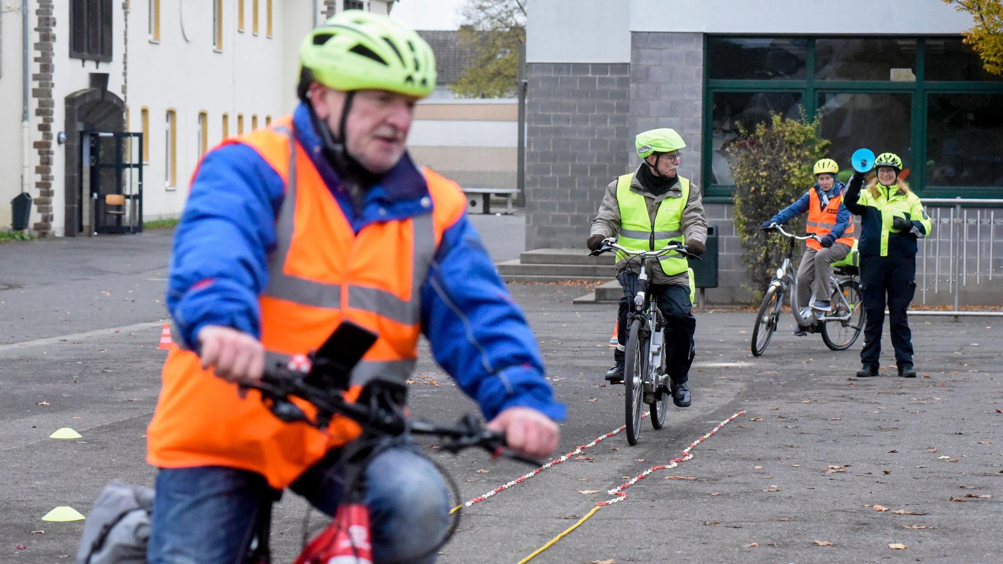 Das Foto zeigt Radfahrer in einem Parcours.