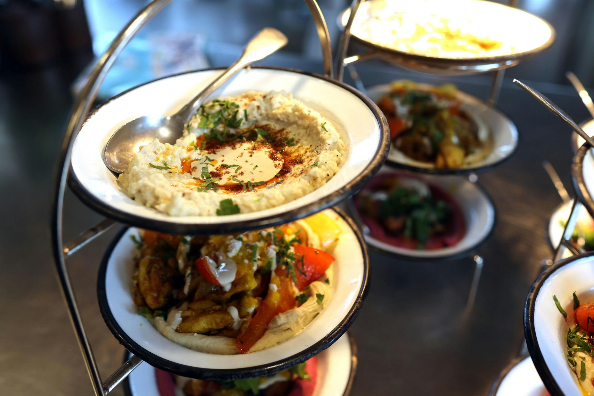 Die Mezze werden in der Etagere gereicht.