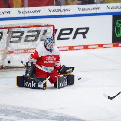 Deutschlands Justin Schütz (r) scheitert mit dem letzten Penalty an Dänemarks Torhüter Mathias Seldrup.