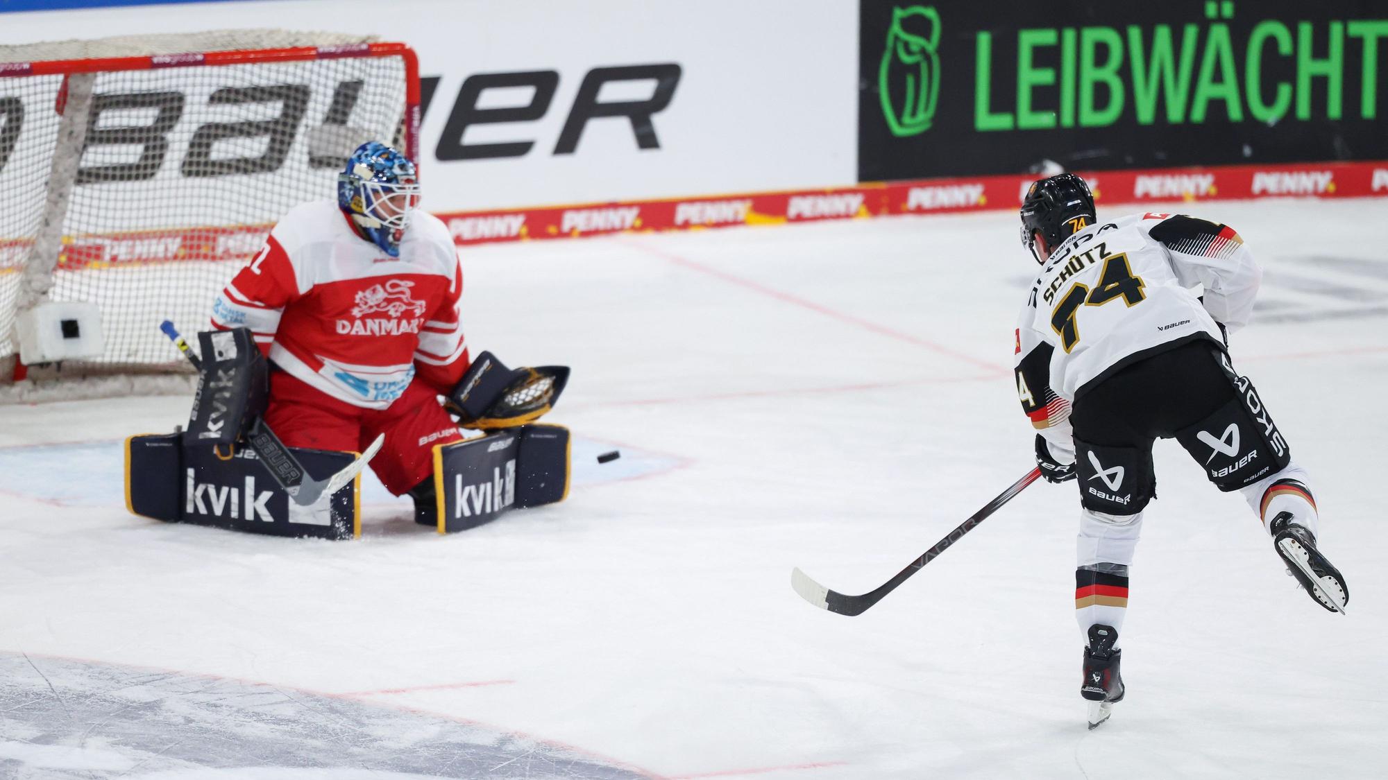 Deutschlands Justin Schütz (r) scheitert mit dem letzten Penalty an Dänemarks Torhüter Mathias Seldrup.