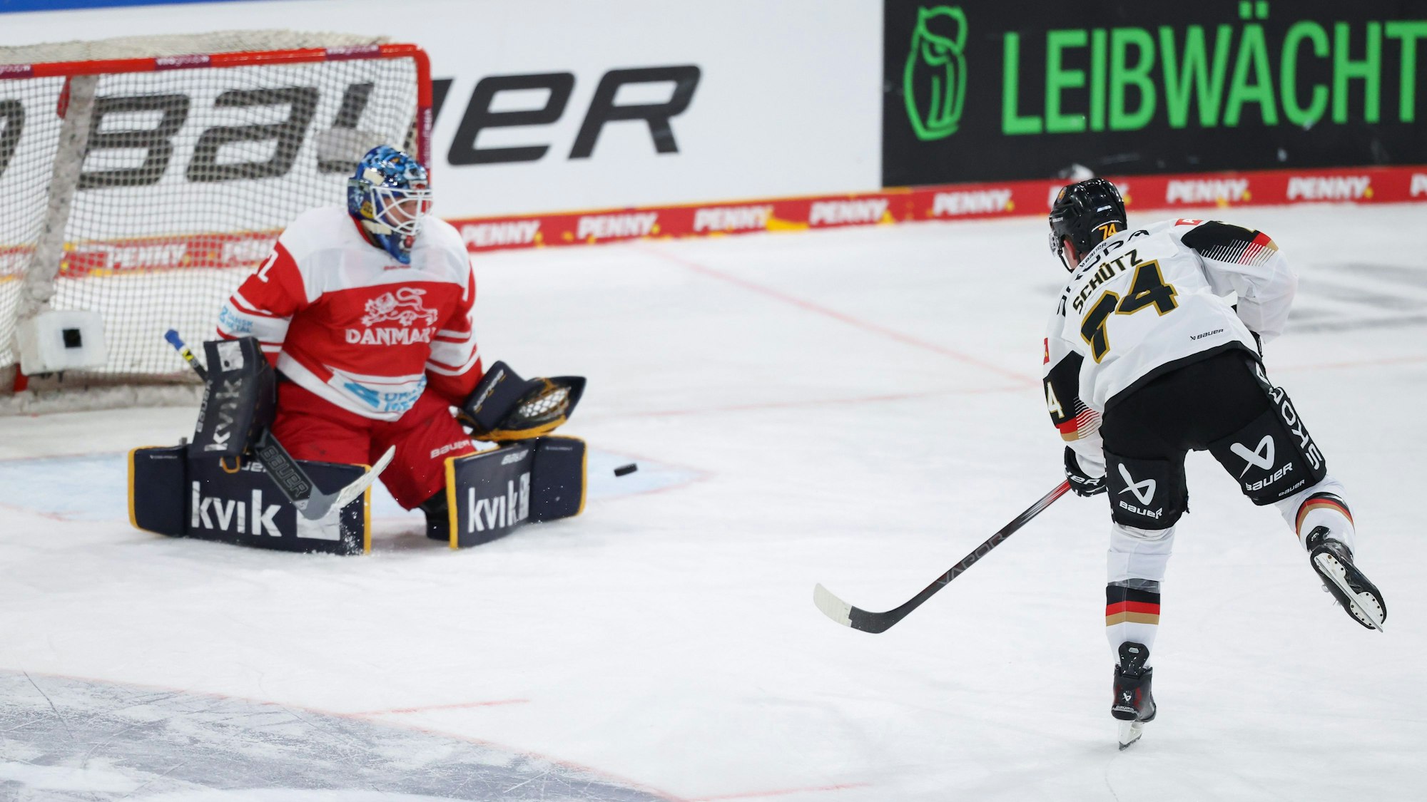 Deutschlands Justin Schütz (r) scheitert mit dem letzten Penalty an Dänemarks Torhüter Mathias Seldrup.
