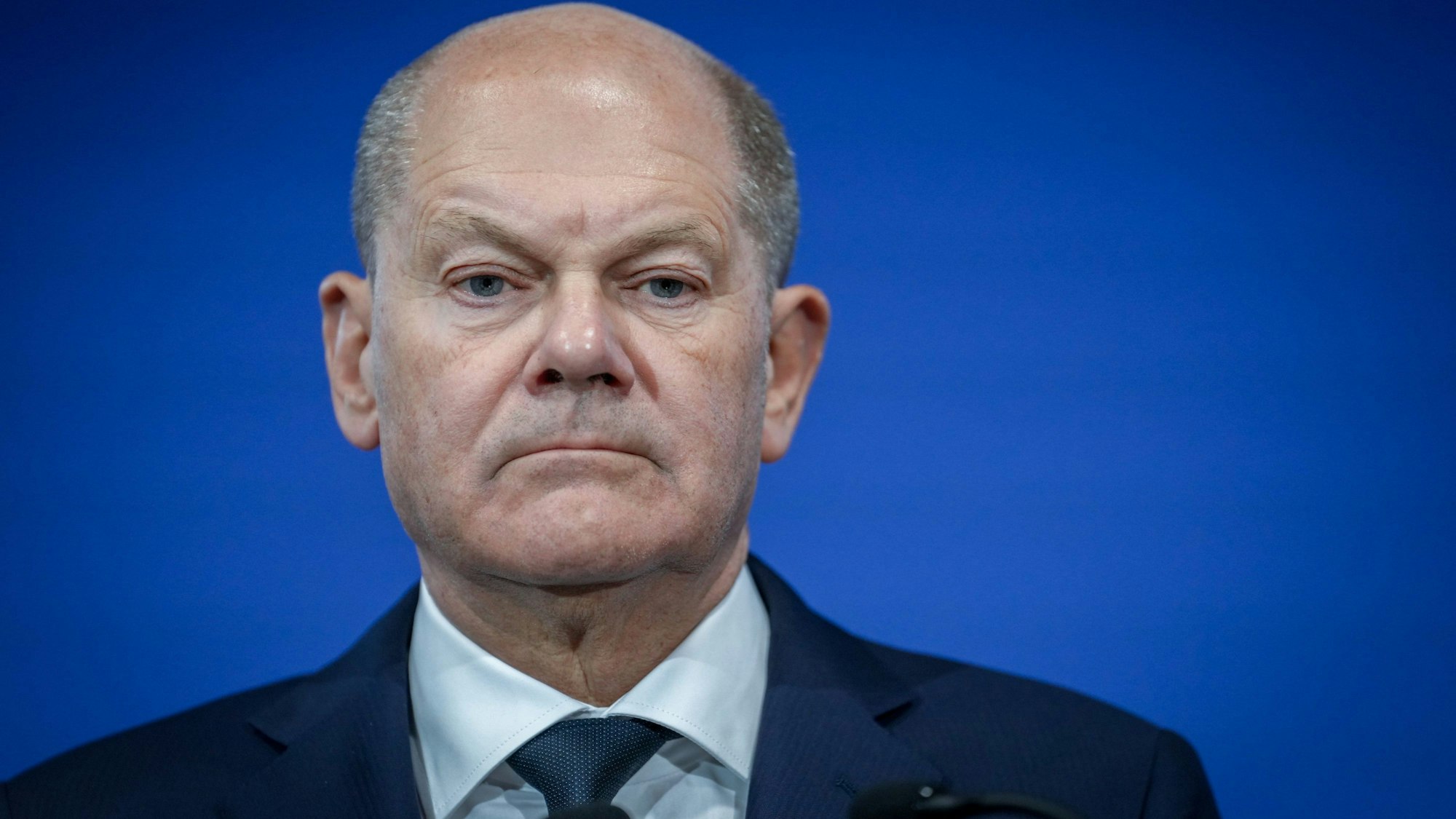 Olaf Scholz will erst am 15. Januar die Vertrauensfrage stellen. Neuwahlen gäbe es dann im März – der Opposition geht das nicht schnell genug. (Archivbild)