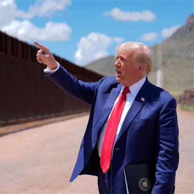 ARCHIV - 22.08.2024, USA, Sierra Vista: Der republikanische Präsidentschaftskandidat und frühere US-Präsident Donald Trump spricht an der südlichen Grenze zu Mexiko. (zu dpa: «Diktator «nur am ersten Tag»: Was Trump sofort umsetzen will») Foto: Evan Vucci/AP/dpa +++ dpa-Bildfunk +++