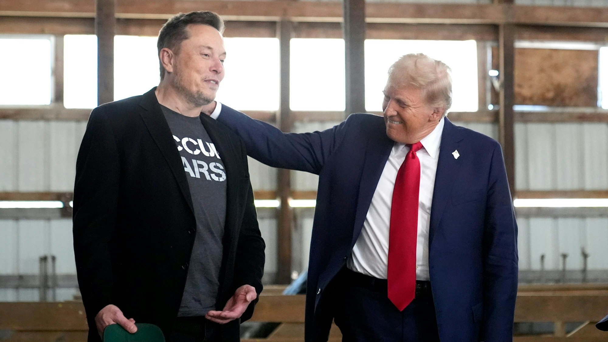 Elon Musk zusammen mit Donald Trump. Der Tech-Milliardär ist ein glühender Unterstützer des künftigen Präsidenten – und könnte eine Rolle in der Regierung bekommen. (Archivbild)