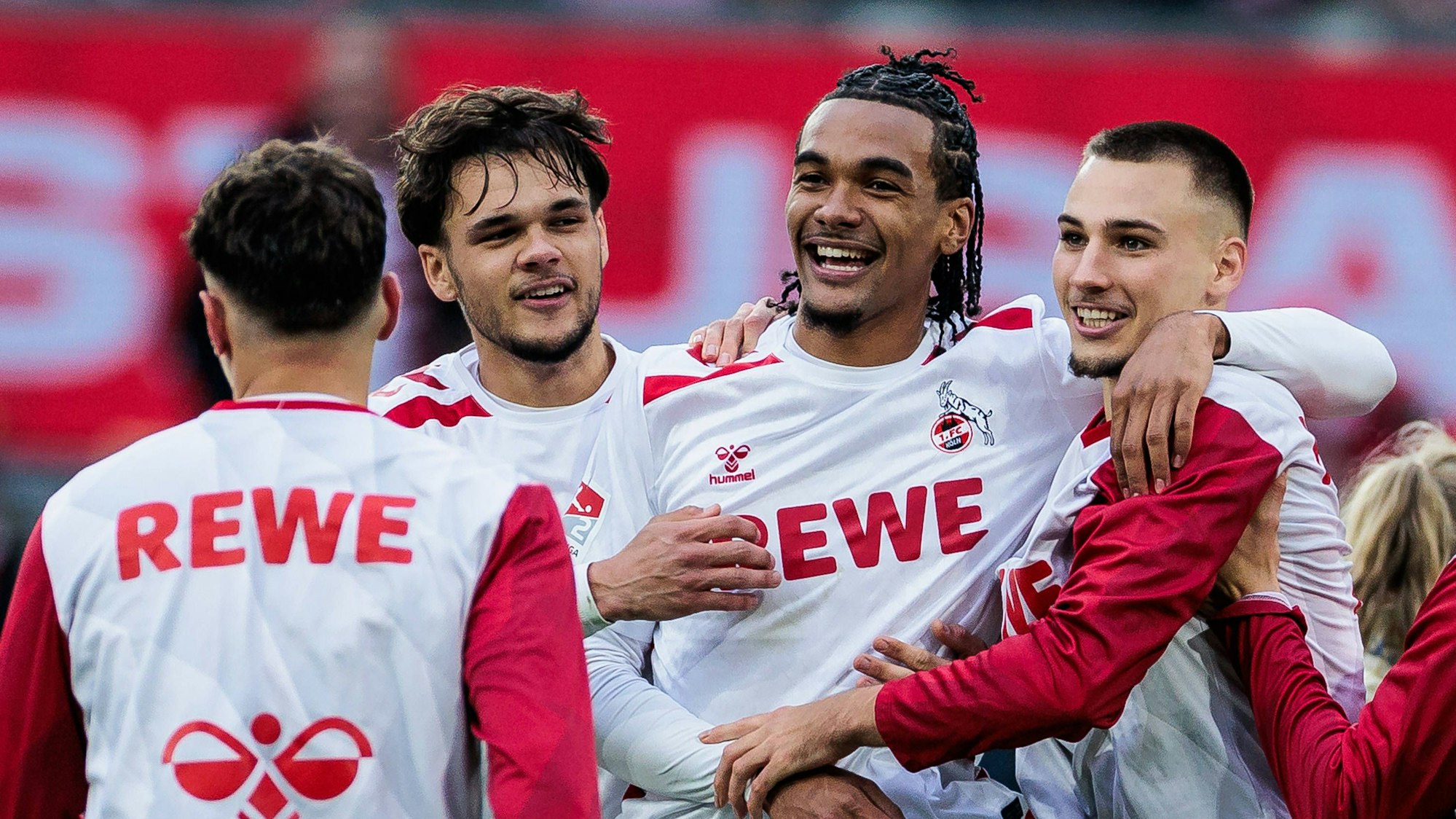 Max Finkgräfe (l.) und Tim Lemperle (r.) beglückwünschen Damion Downs nach seinem Siegtor für den 1. FC Köln gegen Greuther Fürth.