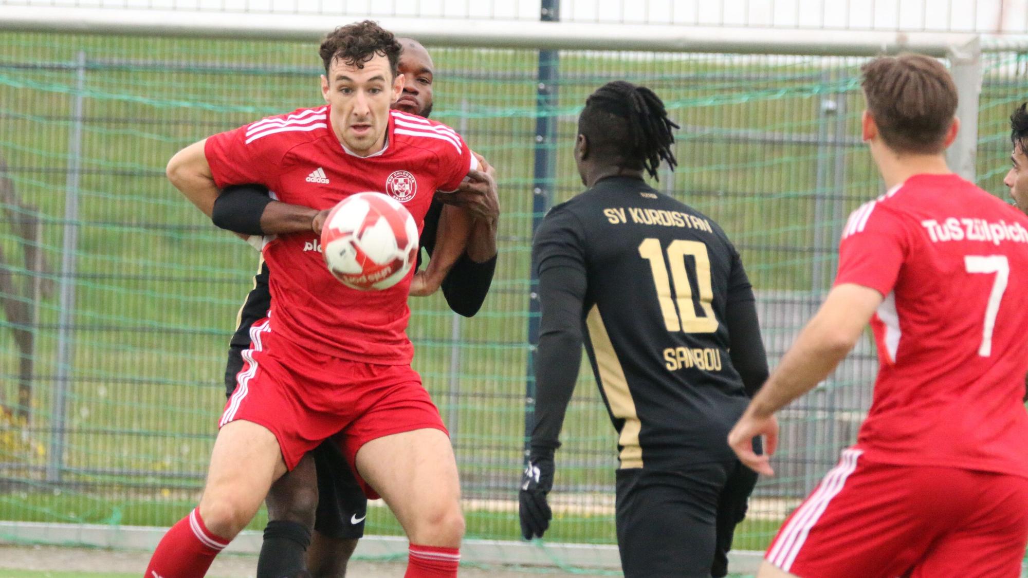 Luca Ohrem hat zwar den Ball im Blick, sein Gegenspieler dafür Ohrem im Klammergriff.