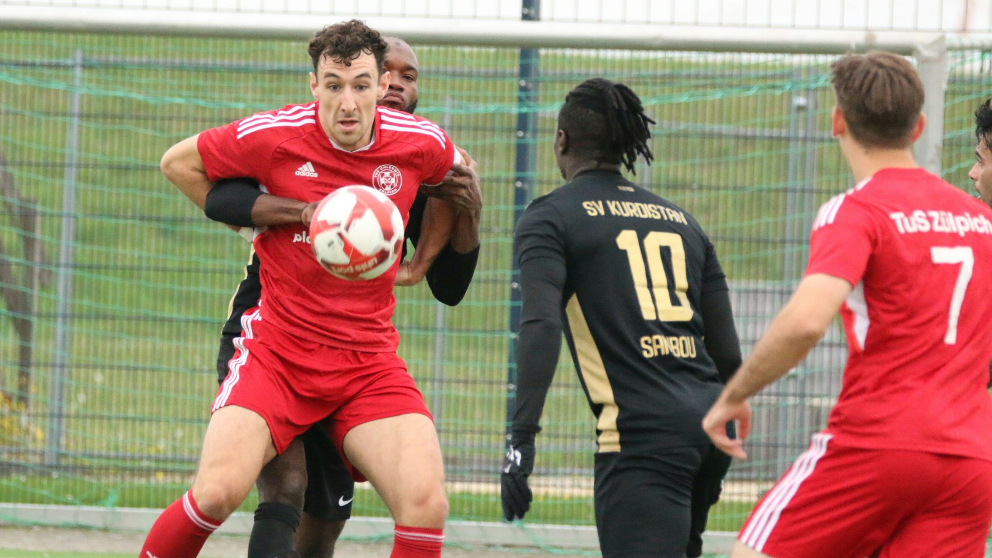 Luca Ohrem hat zwar den Ball im Blick, sein Gegenspieler dafür Ohrem im Klammergriff.