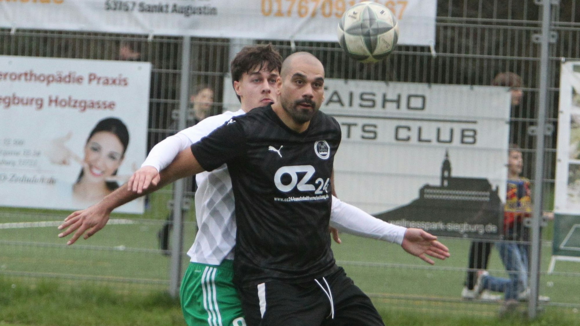 Buisdorfs Bastian Balensiefer (hinten) im Duell mit dem Niederkasseler Taner Yalcin.