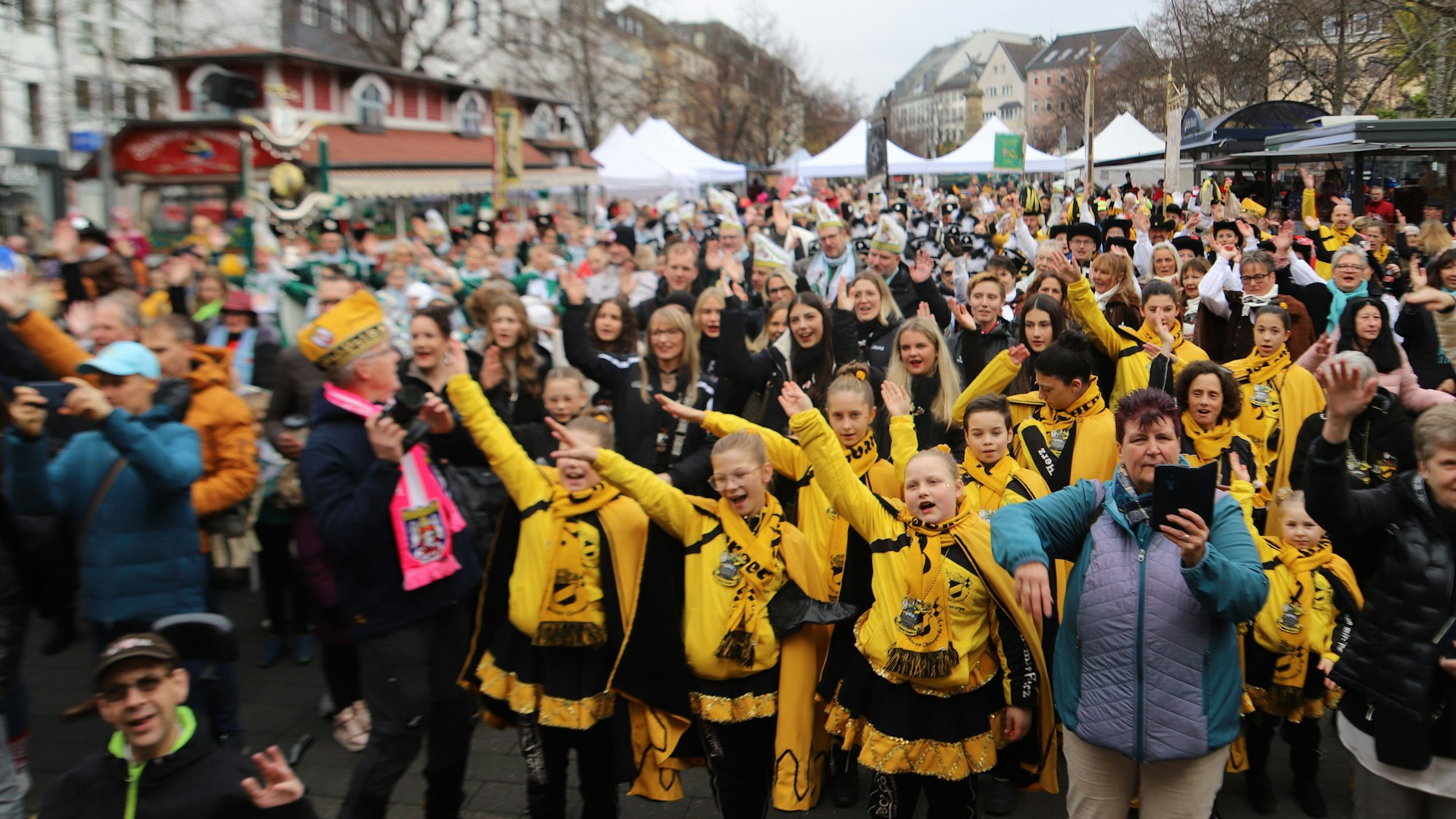 Zahllose Karnevalisten strecken zum Alaaf den Arm in die Höhe.